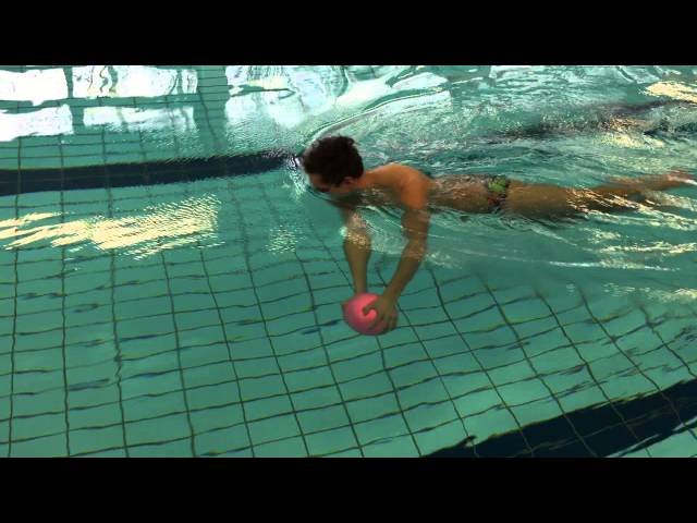 Rumpfstabilität verbessern: Körperspannung mit Ball im Wasser schulen - Core Stability swim faster