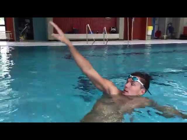 Rücken schwimmen mit Abschlag in der Luft - richtig schwimmen