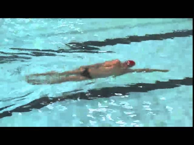 Eintauchen der Hand beim Rückenschwimmen