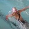 Delphin Übungen für junge Schwimmer